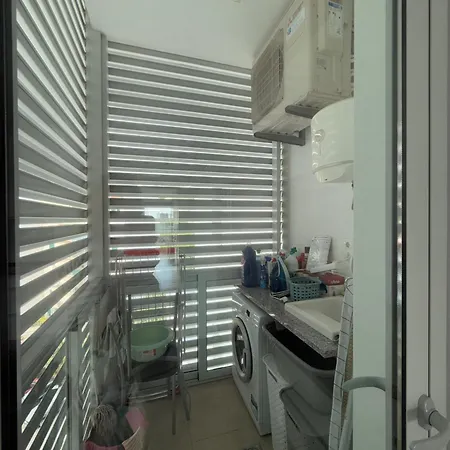 Sunny Modern 2 Bedroom *