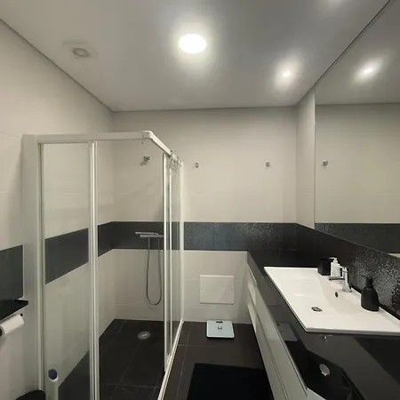 Sunny Modern 2 Bedroom شقة