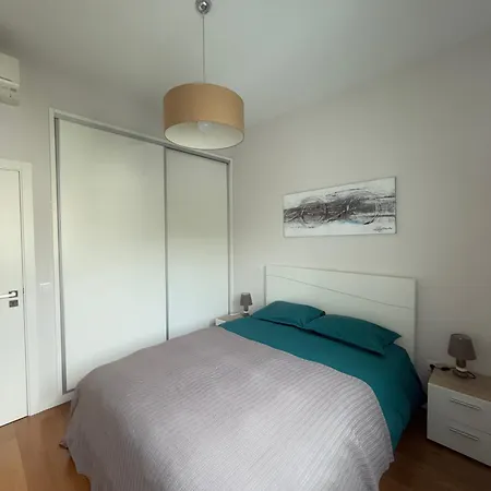 Sunny Modern 2 Bedroom Lägenhet