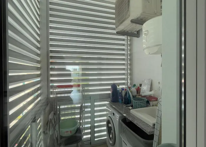 Sunny Modern 2 Bedroom *