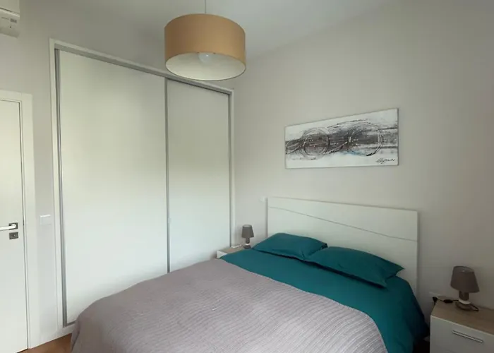 Sunny Modern 2 Bedroom Apartament