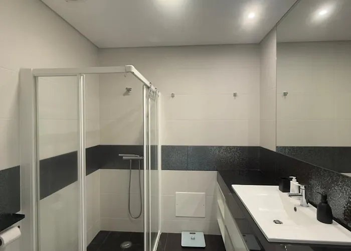 Sunny Modern 2 Bedroom Apartament