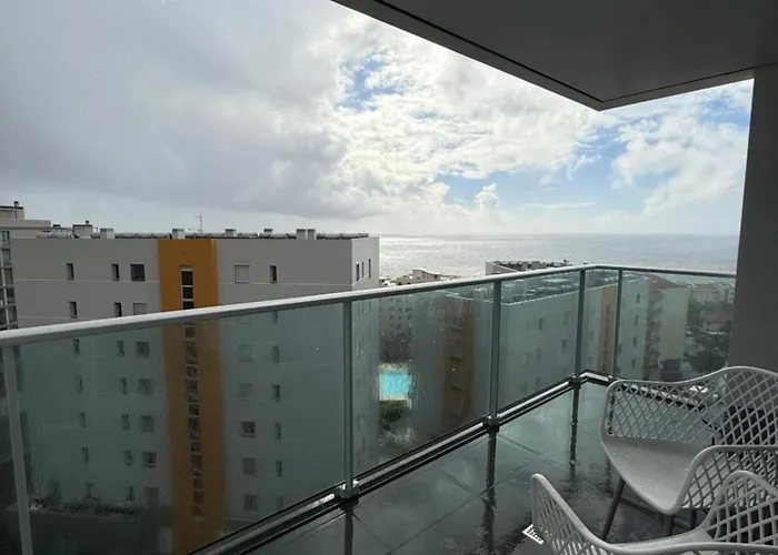 Sunny Modern 2 Bedroom Apartament *