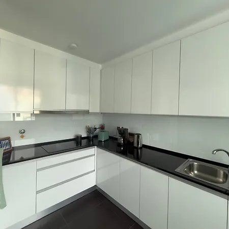 아파트 Sunny Modern 2 Bedroom *